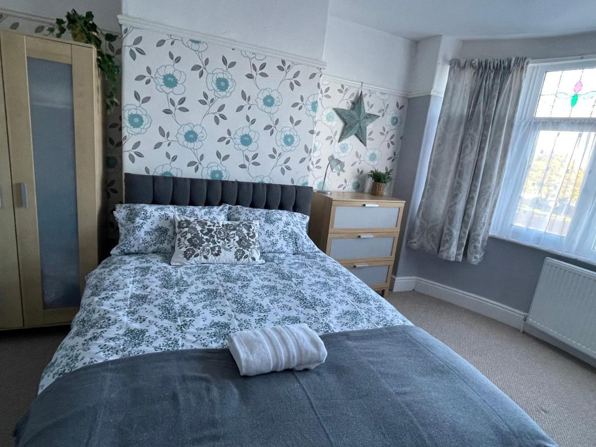 Maple Leaf Guest House Алмъндсбъри Екстериор снимка