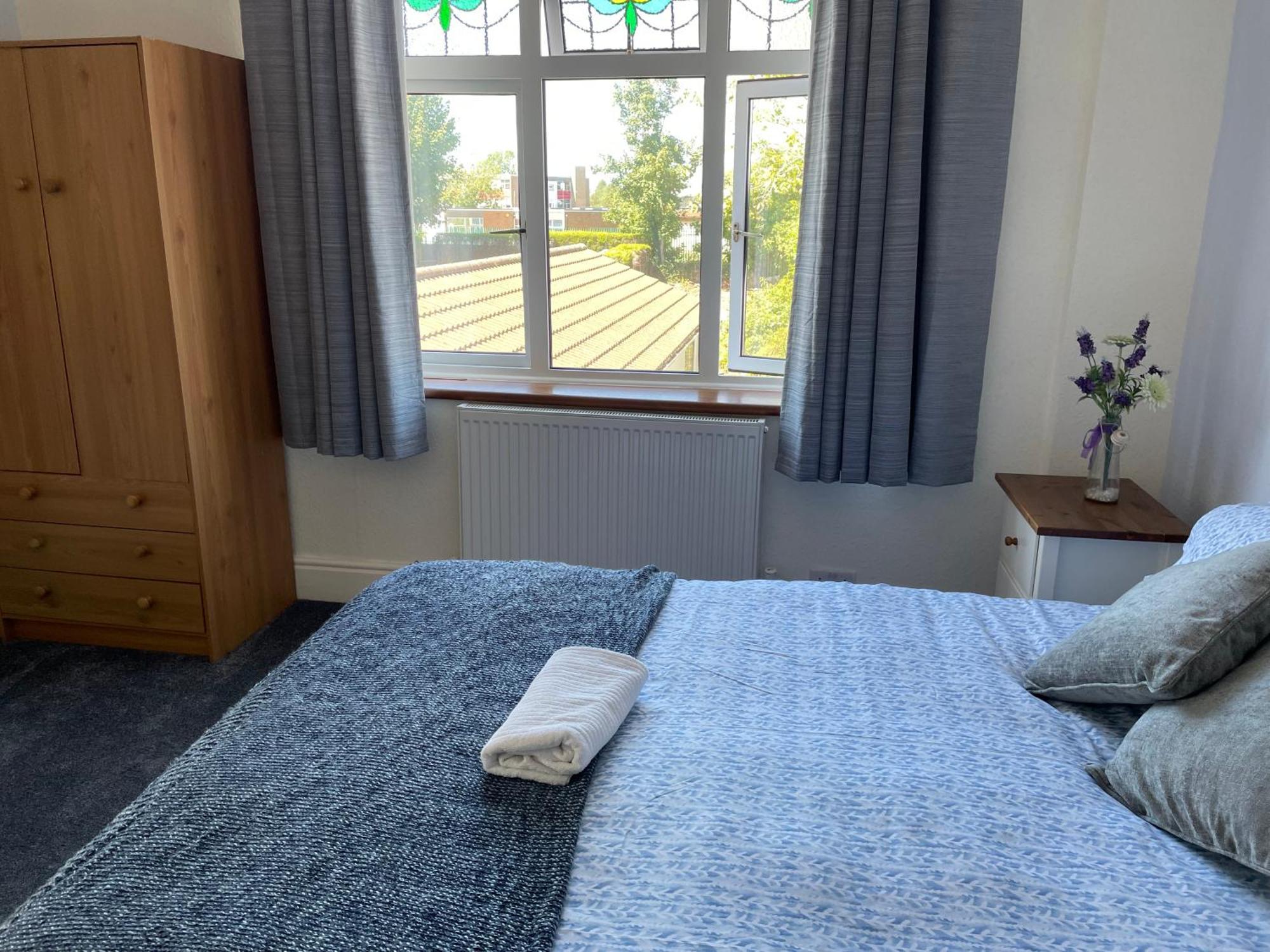 Maple Leaf Guest House Алмъндсбъри Екстериор снимка